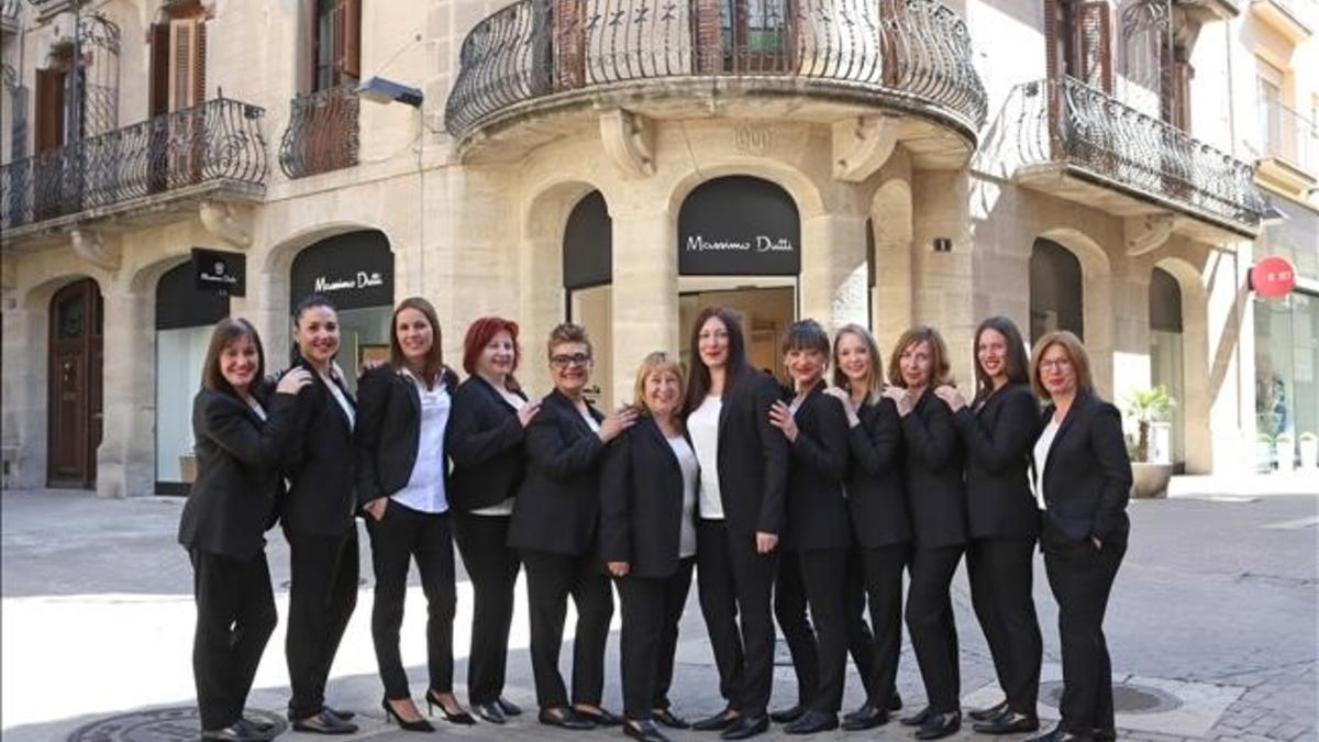 Trabajadoras de la tienda de Massimo Dutti de For&amp;From de Igualada, frente al establecimiento del grupo Inditex.