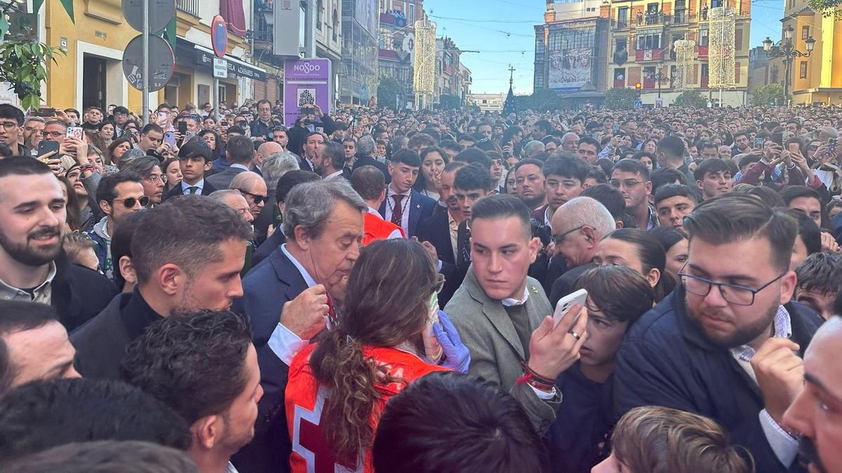 Desalojan a un devoto por sufrir un severo mareo.