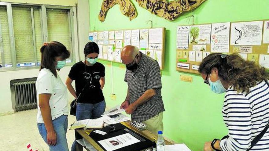 El maestro Jesús Santiago muestra detalles de la exposición organizada por “La Mayuela”. | L. F.