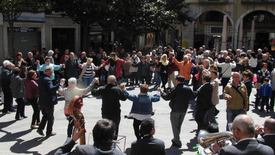 Audició de sardanes a la plaça de l&#039;ajuntament