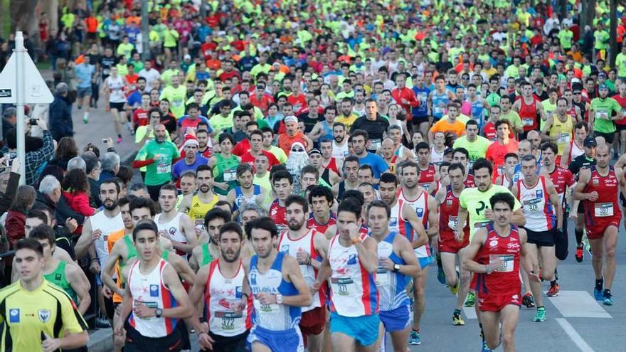 Primeros metros de la pasada edición de la &quot;San Silvestre&quot; gijonesa.