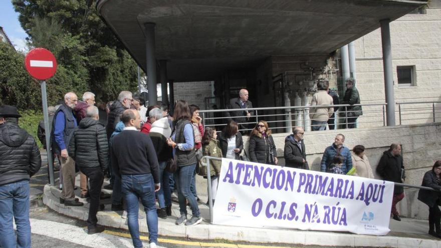 2.000 vecinos de Cangas rodean el centro médico para reclamar su propia Primaria