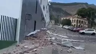 Se derrumba la fachada de un colegio por el temporal en Alicante