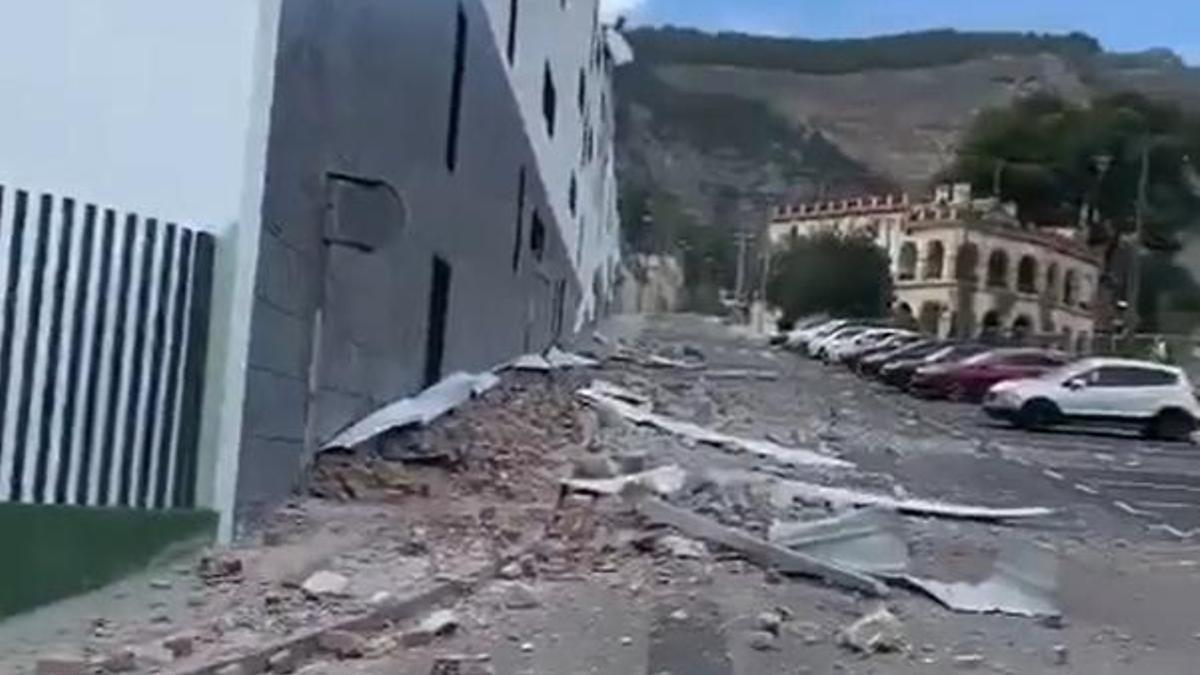 Se derrumba parte de la fachada de un colegio debido al viento en Alcoy, Alicante.