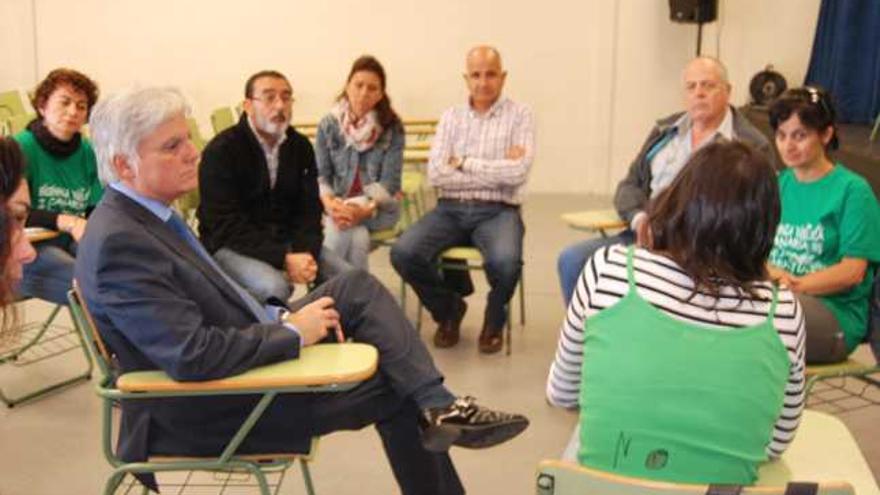 Pérez (izqda.), durante la reunión con profesores del IES San  Mateo. | lp / dlp