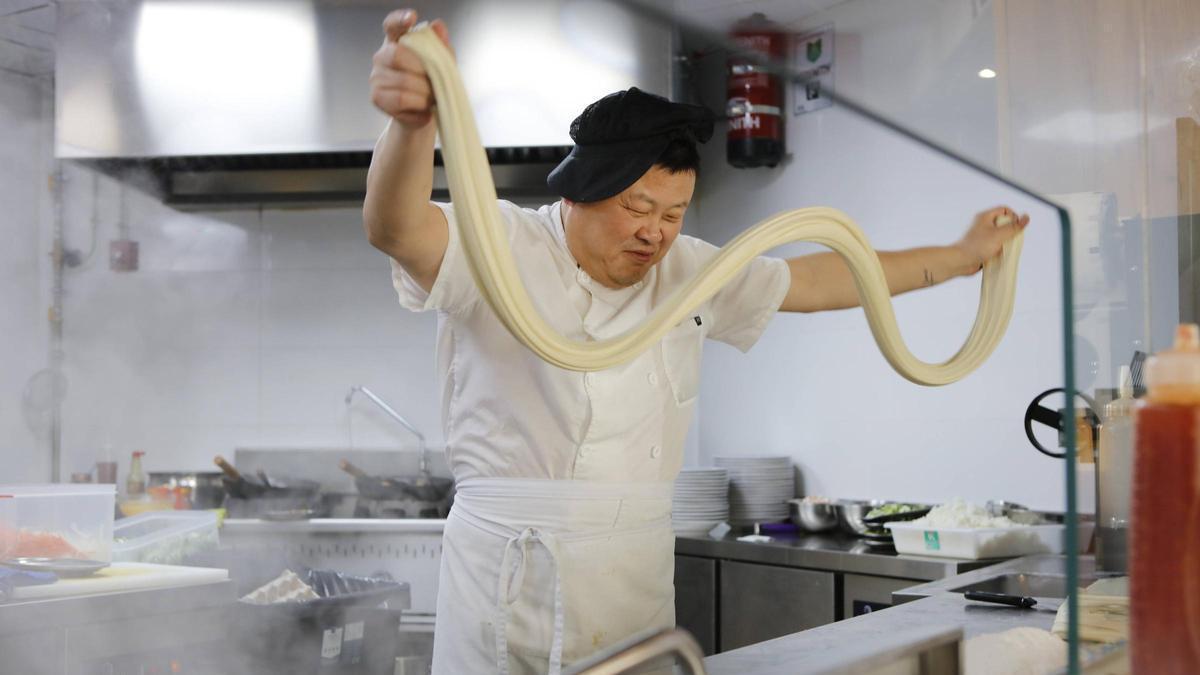 Así elaboran los fideos en Kungfu Noodle, el nuevo restaurante chino de moda en Palma