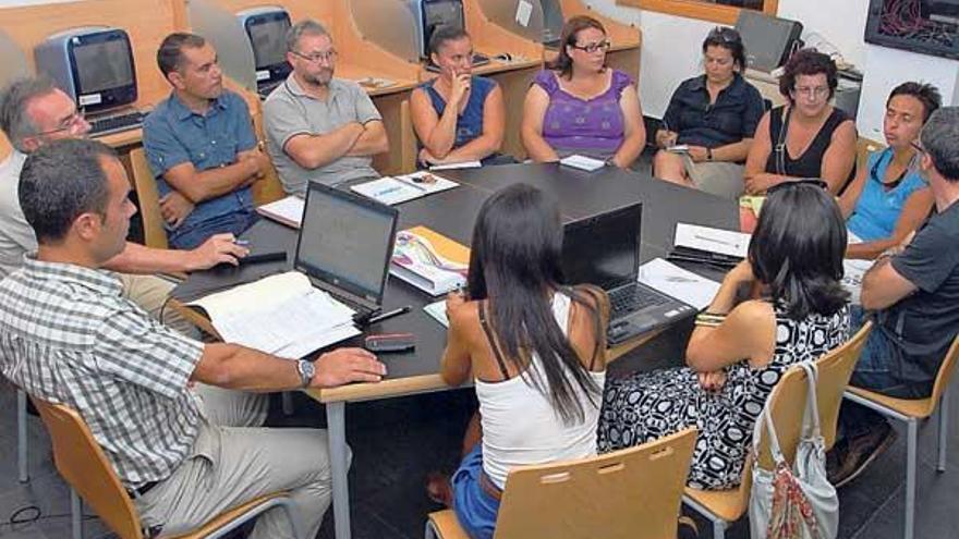 El edil José Luis Gestido se entrevistó con los representantes de las Anpas y los directores de los colegios.  // Gonzalo Núñez