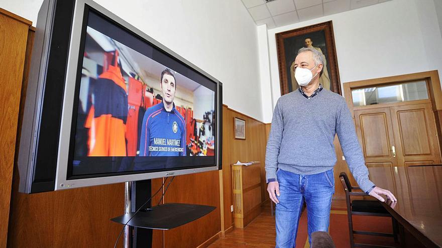 Juan Constenla, onte, presentando o vídeo para o Día de Rosalía. | // BERNABÉ/JAVIER LALÍN