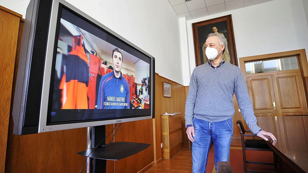 Juan Constenla, onte, presentando o vídeo para o Día de Rosalía.  | // BERNABÉ/JAVIER LALÍN