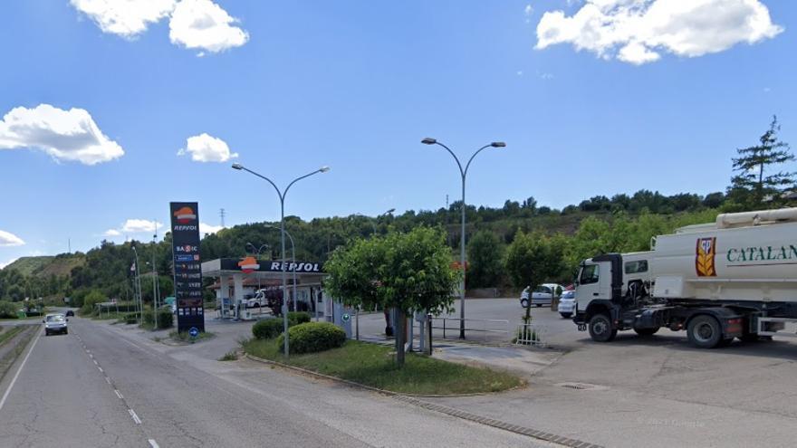 Roba un cotxe a Sant Vicenç i el troben en  una benzinera de Gironella hores després