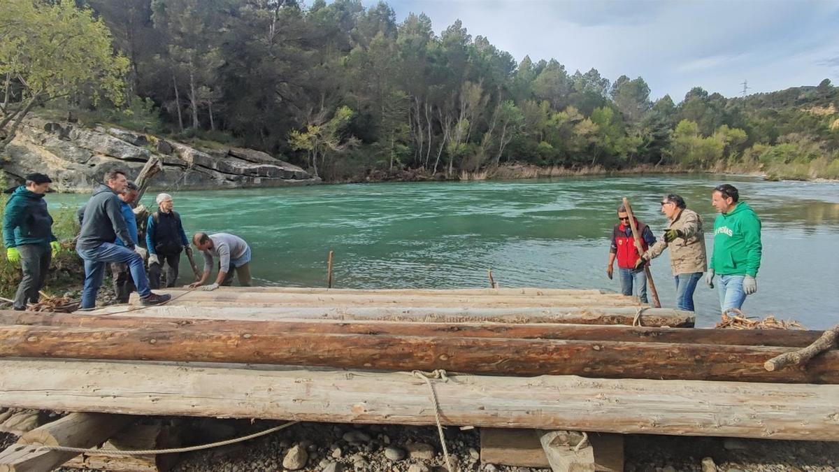 Comienza la construcción de las nabatas para su descenso desde Murillo de Gállego (Huesca) el 20 de abril