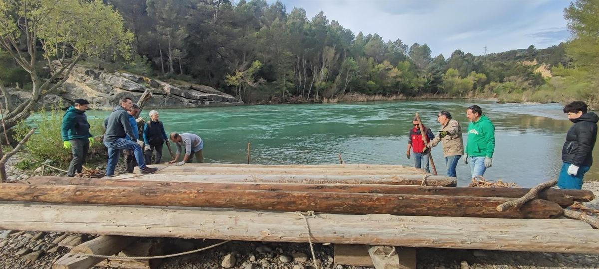 Construcción de una de las nabatas de ediciones anteriores.