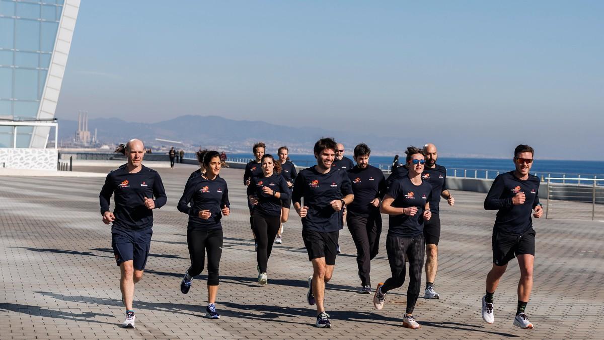 El Alenghi Red Bull entrenando junto al hotel W de Barcelona