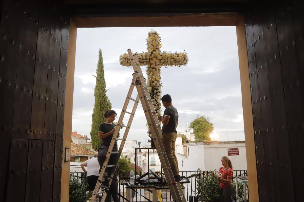 A.J.González Córdoba Montaje de las Cruces de Mayo Cruz de Mayo Paz y Esperanza Bailío