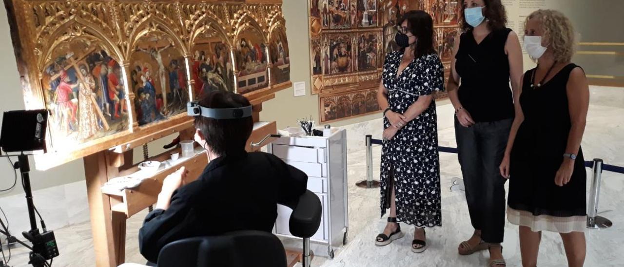 Carmen Amoraga, Gemma Contreras y Maite Ibáñez, ayer, junto a la predela.