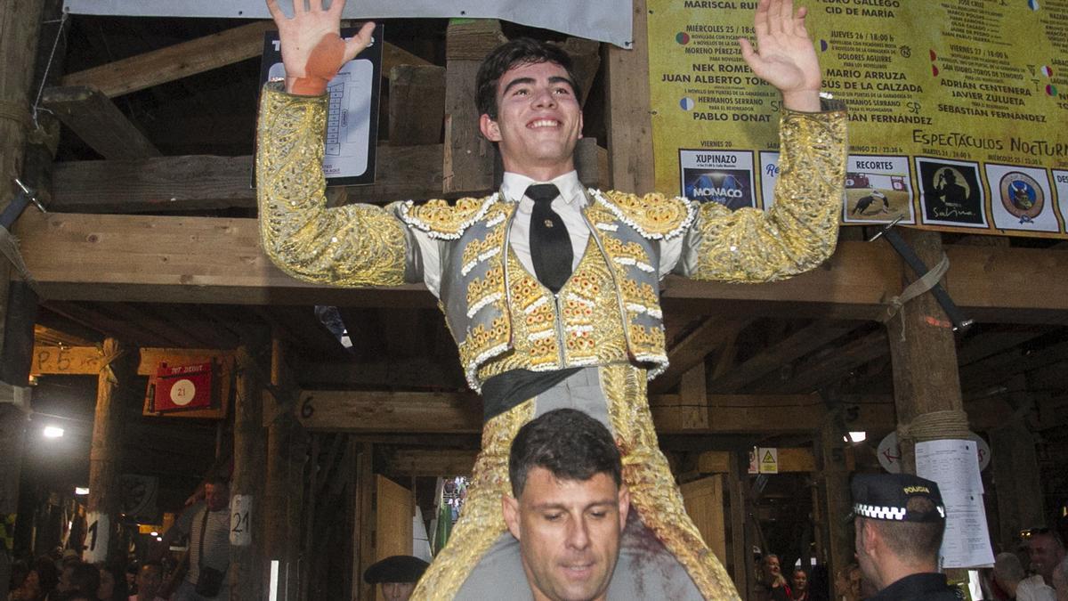 El joven novillero Cristian "Cid de María" sale por la puerta grande de Algemesí