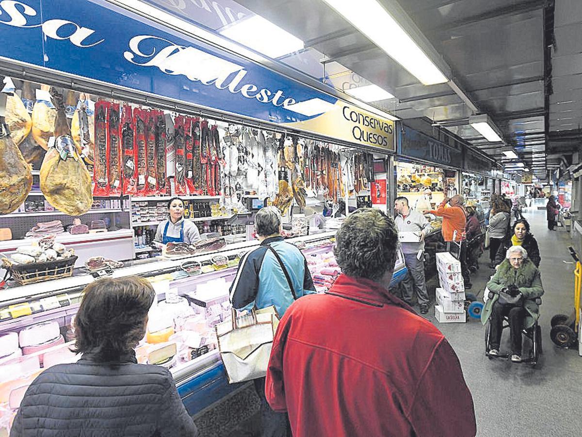 Ambiente prenavideño en el Mercado de Verónicas de Murcia.
