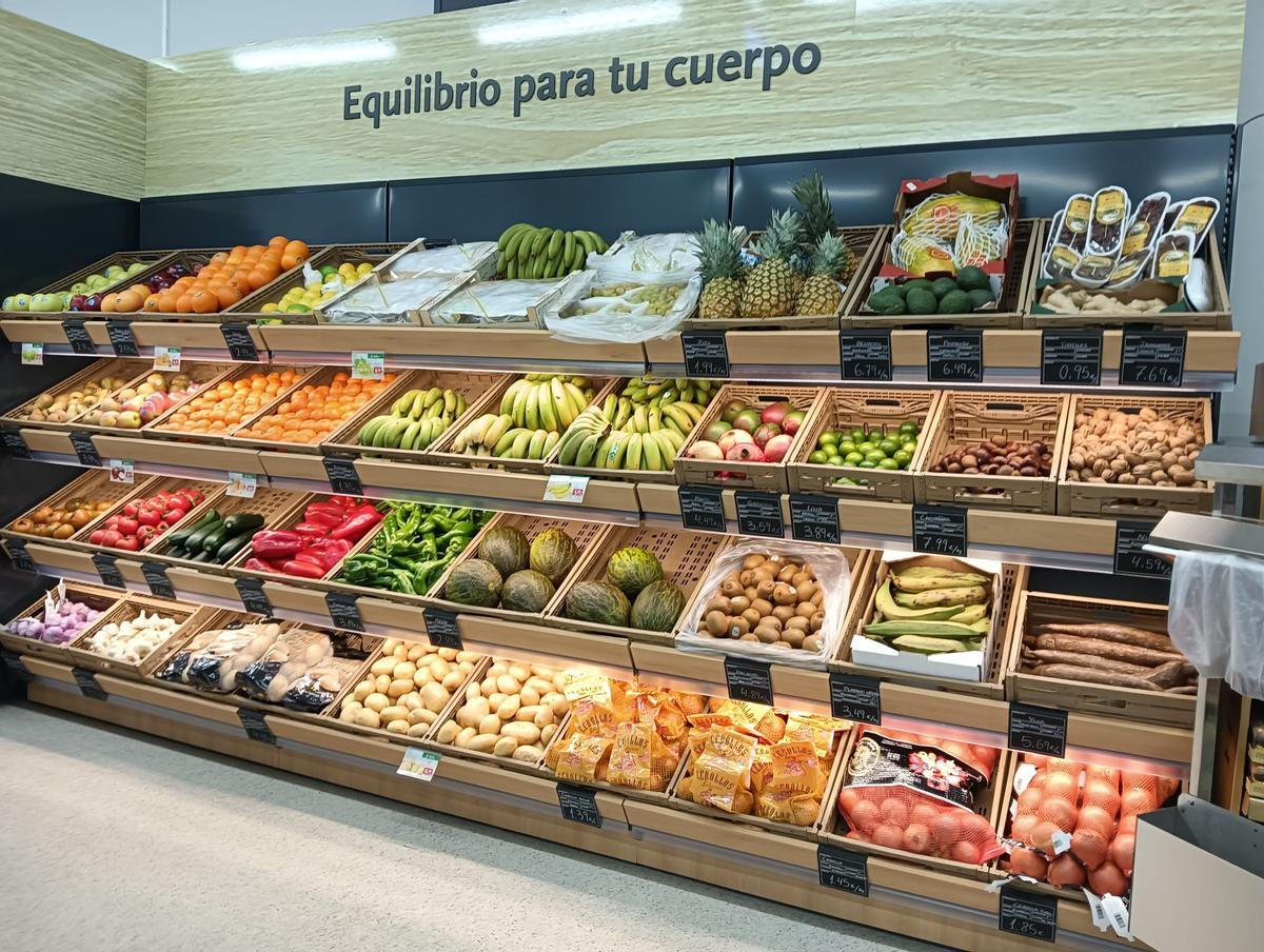 El supermercado cuenta con una sección especializada en frutas y verduras.