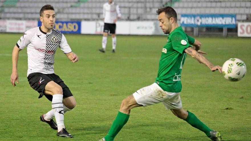 Cristian realiza un pase ante el jugador del Racing de Ferrol Dani Benítez.