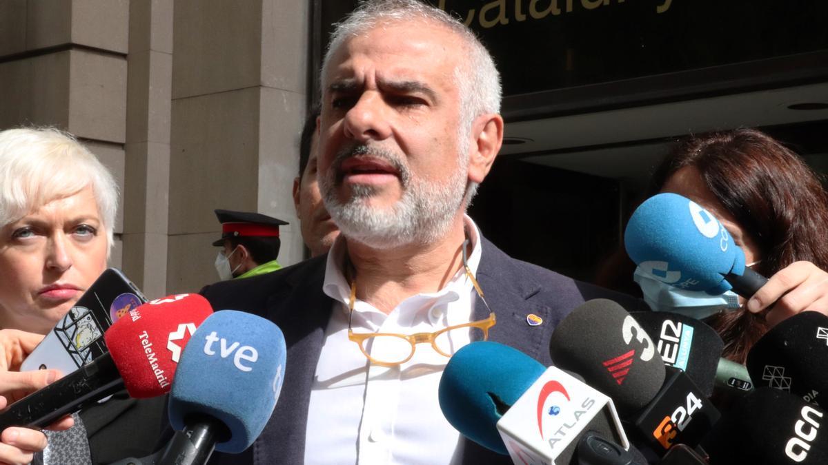 El líder de Ciutadans al Parlament, Carlos Carrizosa, atenent els mitjans de comunicació després de posar una denúncia a la Fiscalia