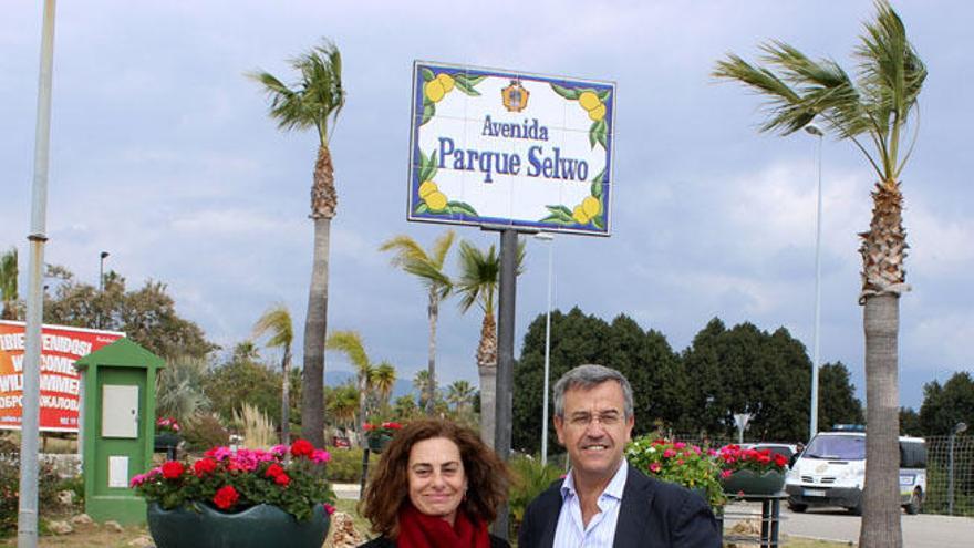 El alcalde y la directora del recinto en la avenida Parque Selwo.