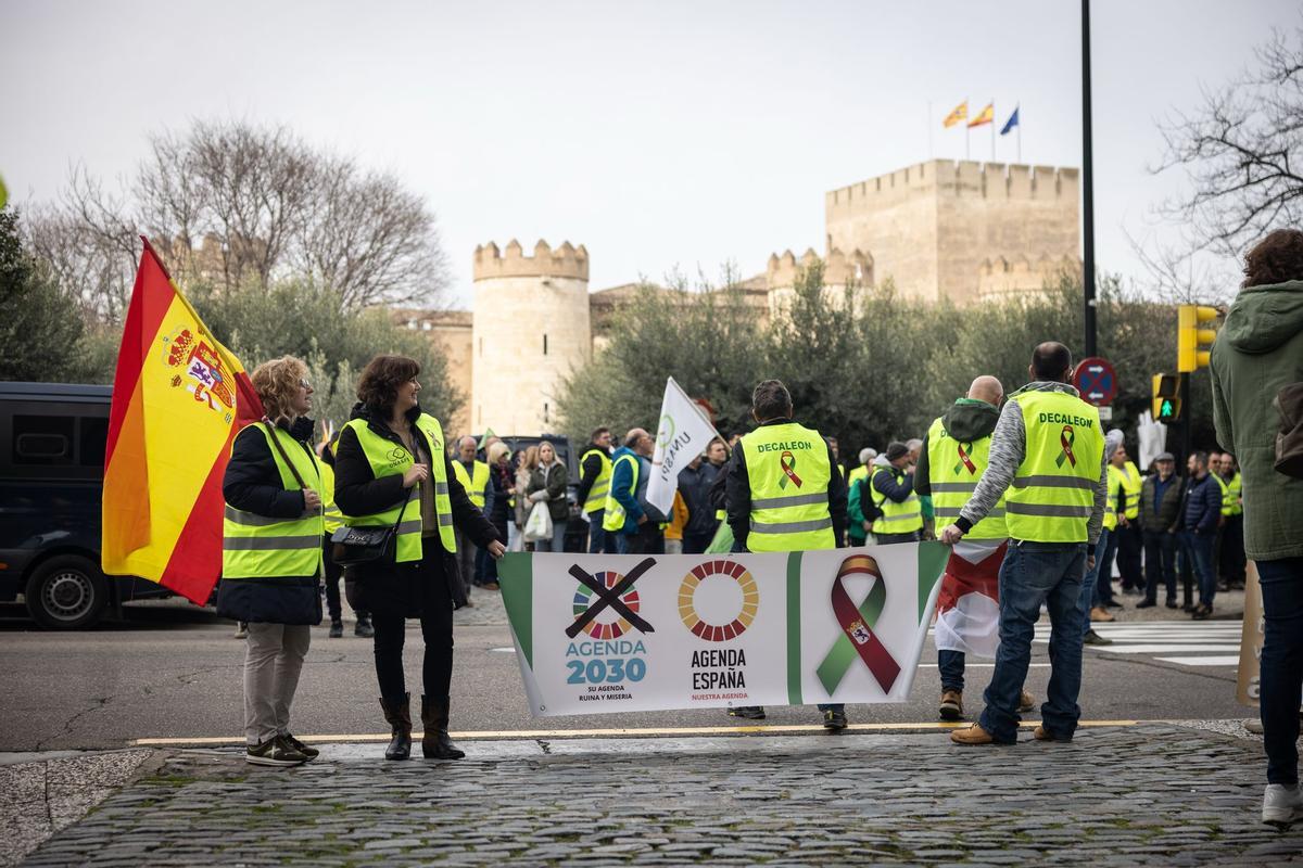 En imágenes | Los agricultores vuelven a las puertas de La Aljafería para protestar