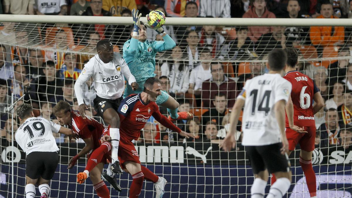 Sergio Herrera, atrapando un balón aéreo ante Diakhaby