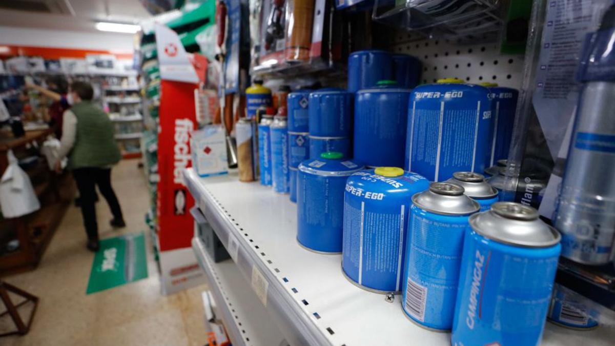 Botellas de gas de &#039;camping&#039;, que también escasean, en Bopra.