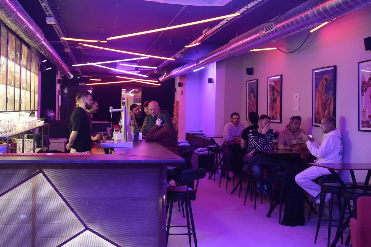 La barra y algunas mesas de La Lio, el nuevo "Bar indisciplinado" de Sant Antoni.