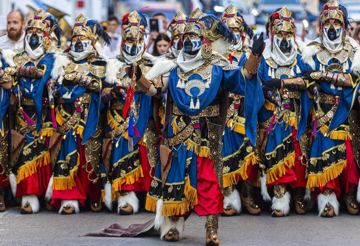 Los festeros lucirán sus mejores trajes en las entradas que tomarán las calles el fin de semana.