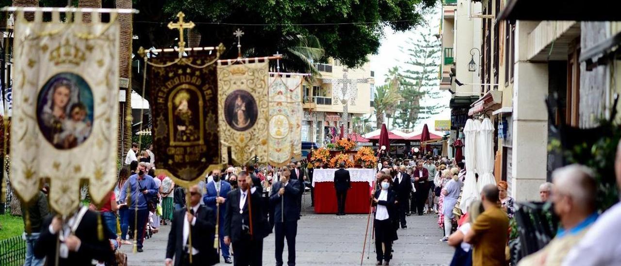 La procesión de la cruz a su paso por la Plaza del Charco