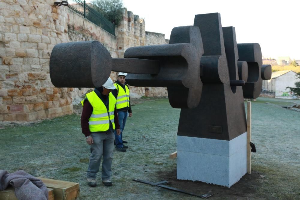 Istalación de la escultura "Equilibrio Horizonal"