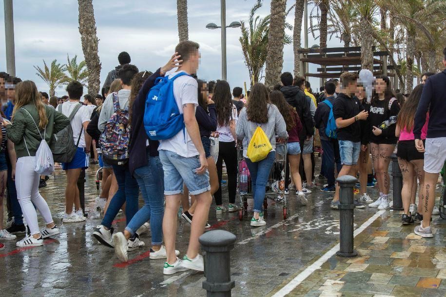 Miles de jóvenes celebran el botellón en la playa de San Juan