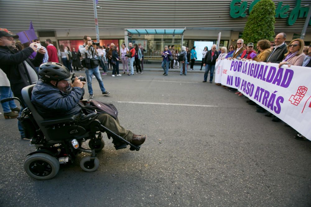 La afluencia es tal que no sólo cubre todo el recorrido de esta vía, sino que muchas personas esperan poder salir desde la Avenida de Federico Soto.