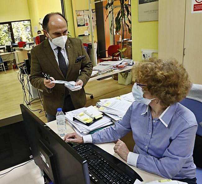 Villaverde entrega un portamascarillas a una trabajadora de administración y servicios.