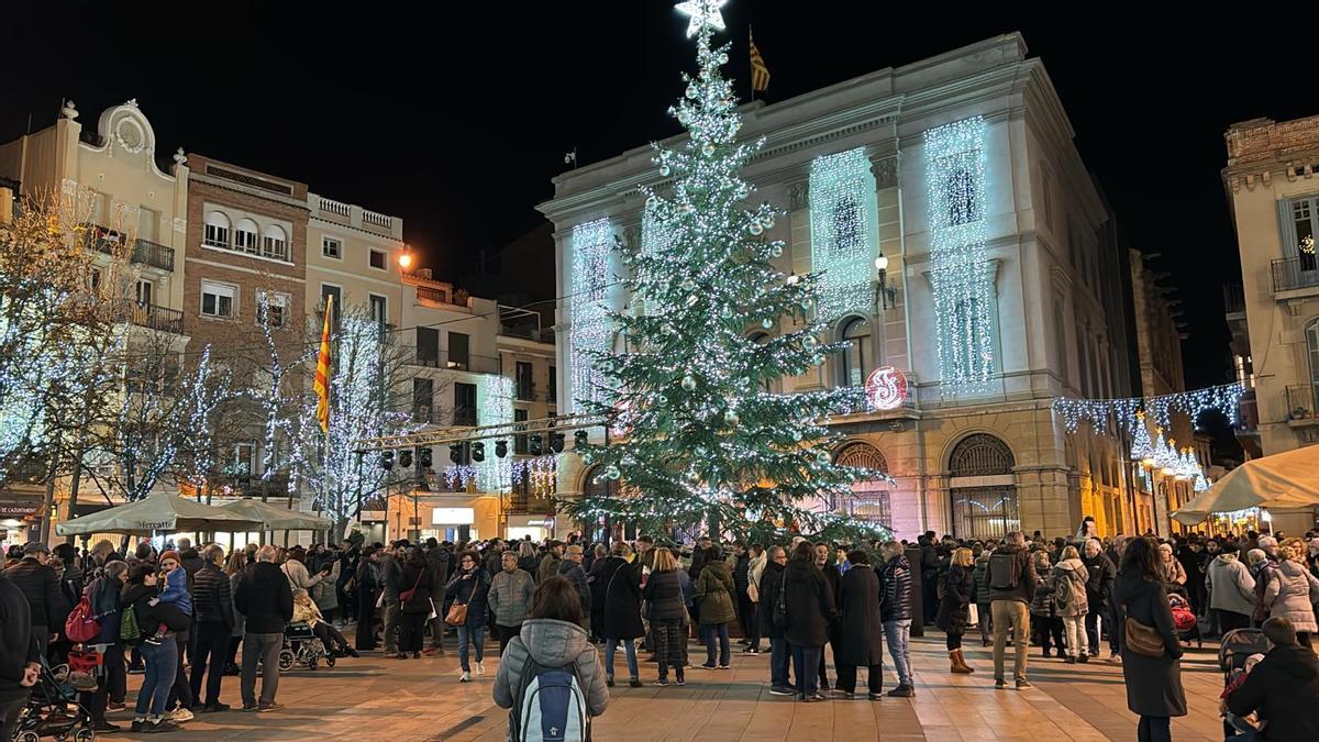 Nadales a l'ombra de l'arbre de Nadal de la plaça de l'Ajuntament