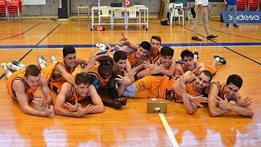 Los jugadores del CB Gran Canaria celebran la conquista del entorchado regional.