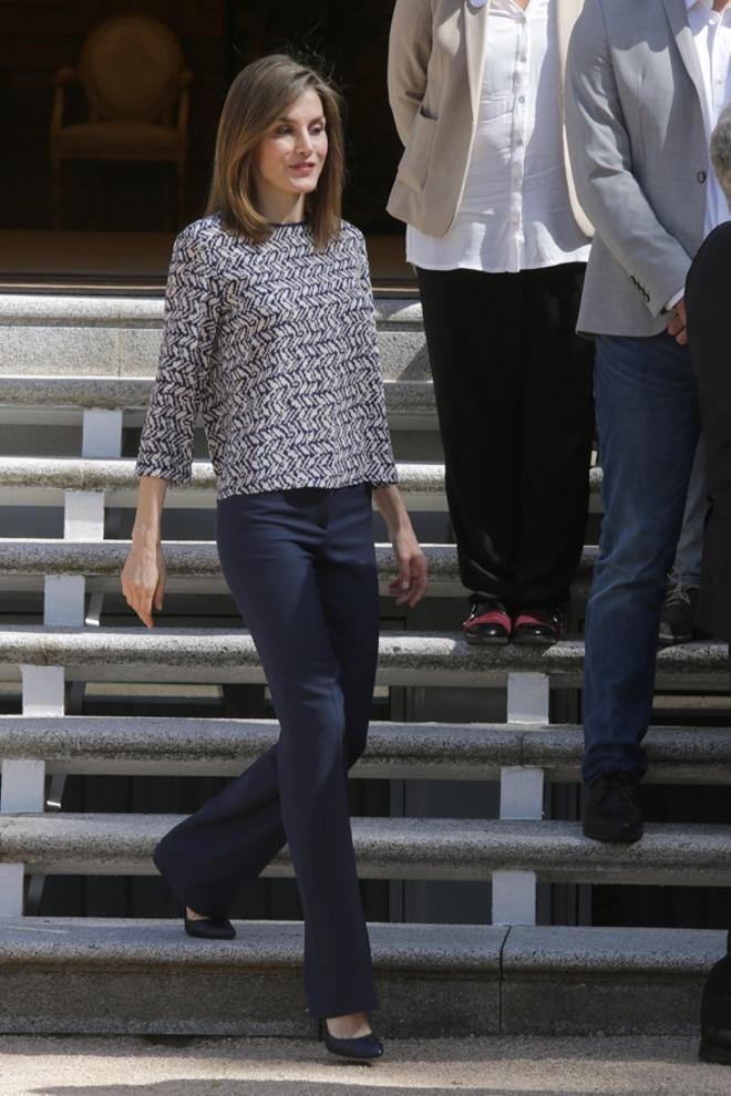 Doña Letizia con pantalón de Hugo Boss