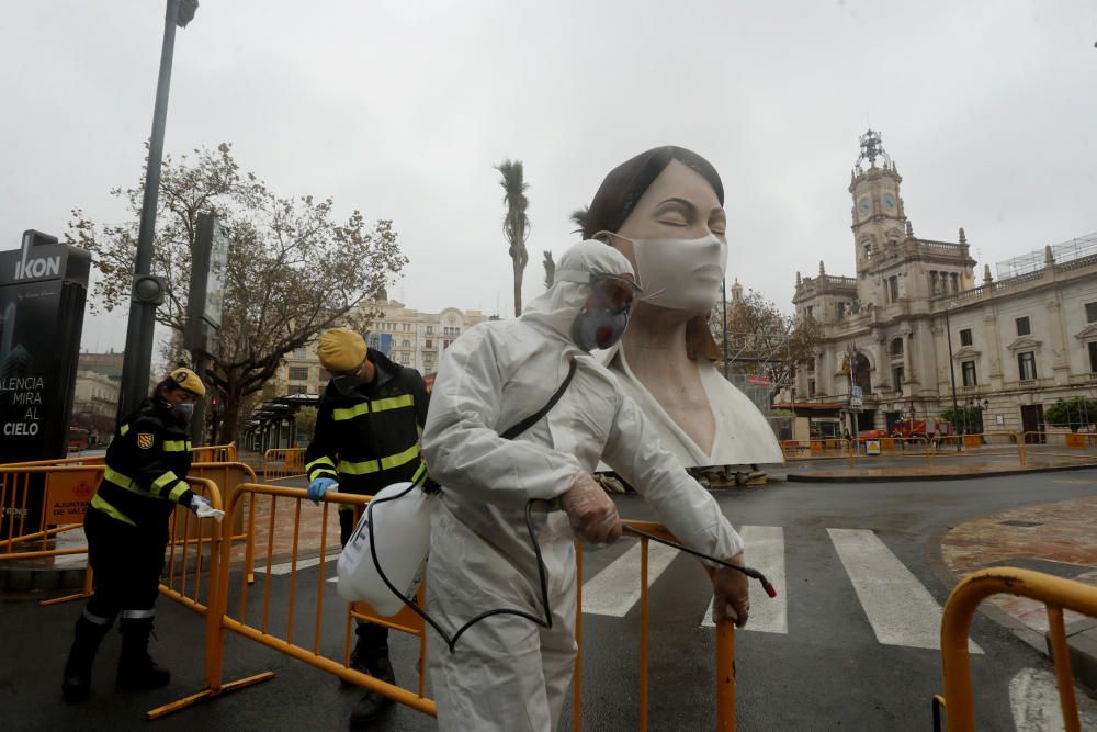 La UME desinfecta la plaza del Ayuntamiento de València por el coronavirus