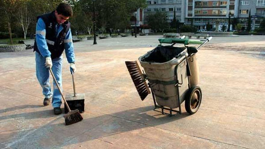 Un operario de la empresa Cespa trabaja en la limpieza viaria de Pontevedra.