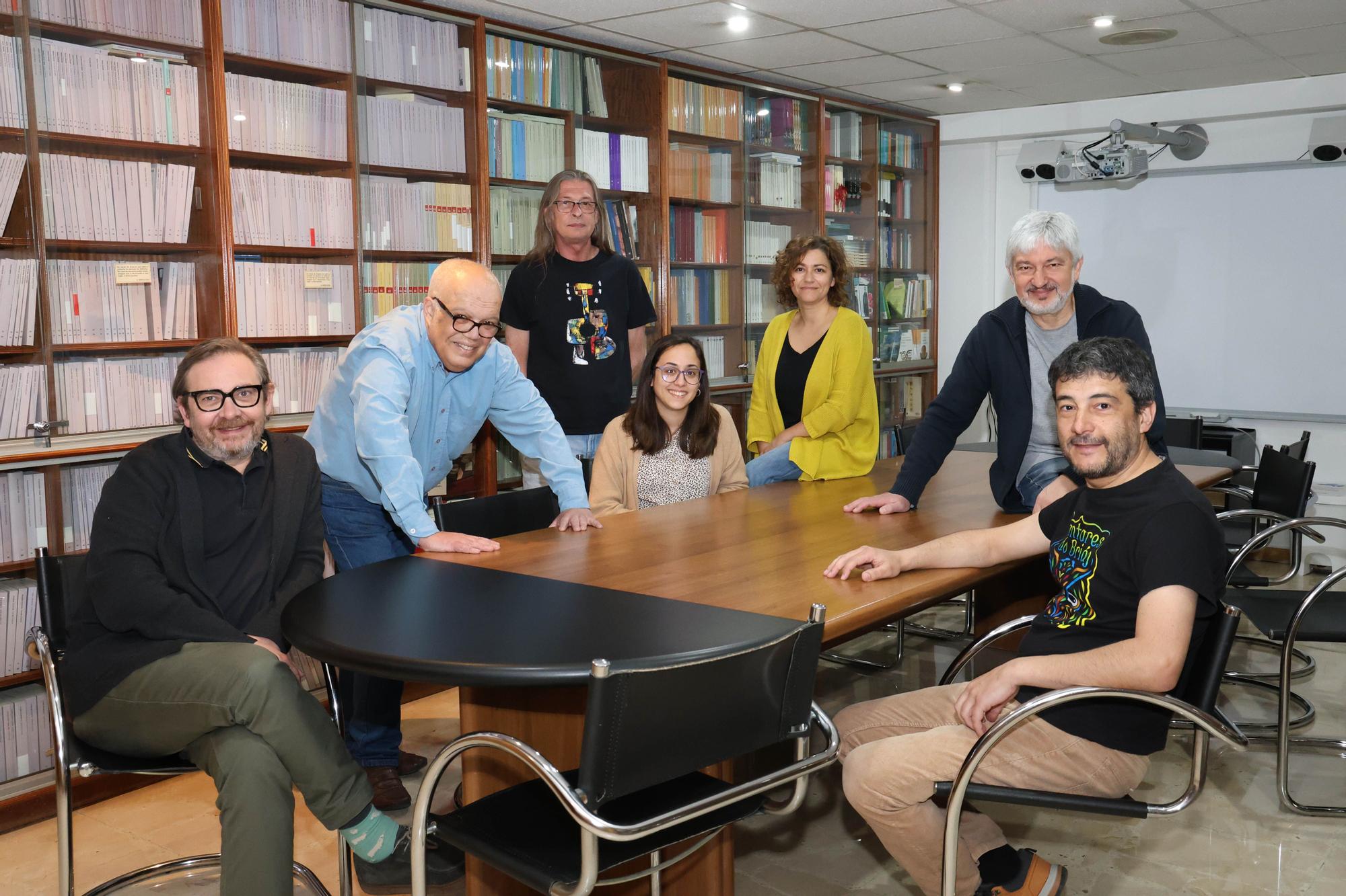 De esquerda a dereita, Ramón D. Veiga, Roi Queizán, Siro Iglesias, Sara Vila, Anaír Rodríguez, Fran Alonso e Xosé Manuel Moo de Edicións Xerais