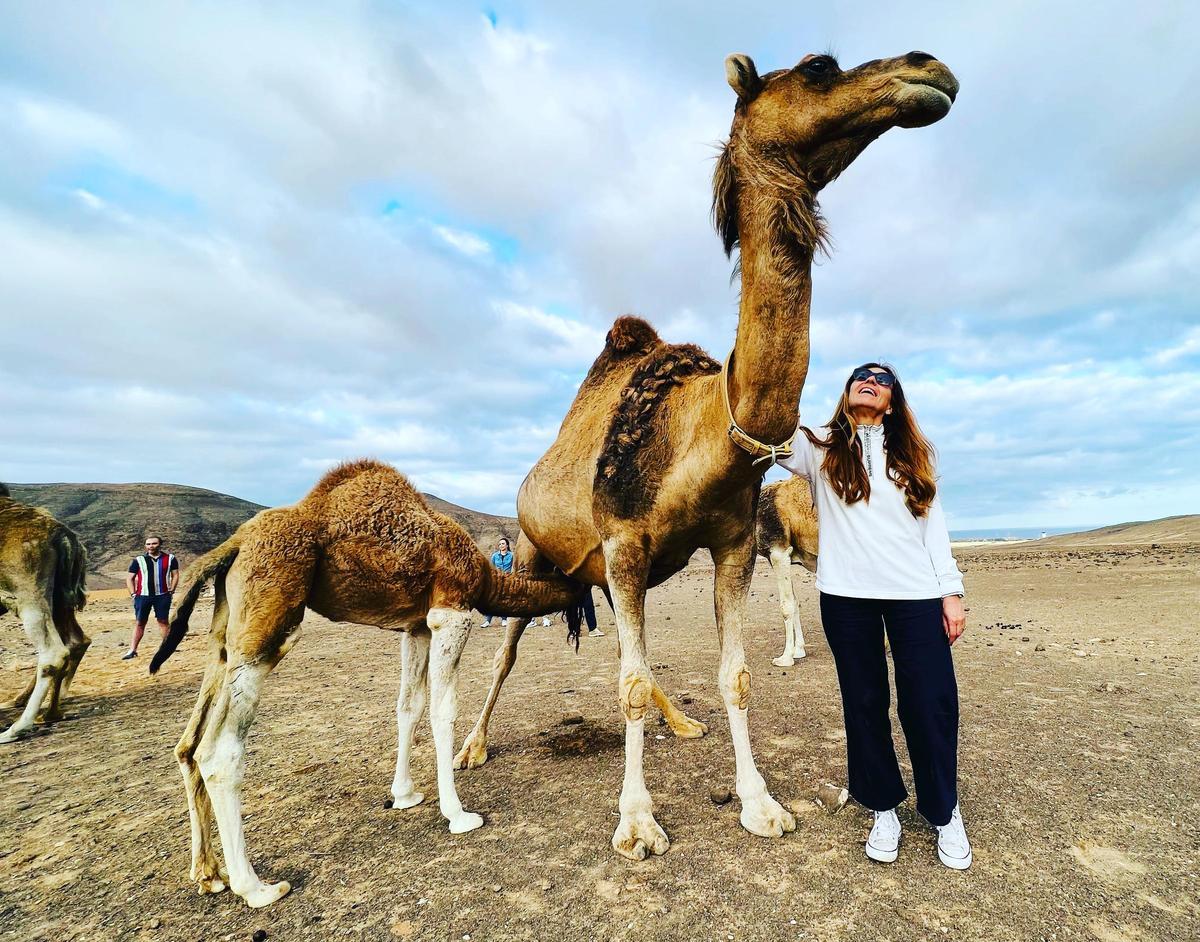 Guacimara Cabrera, presidenta de la Asociación de Criadores de Camello Canario, junto a uno de sus animales.