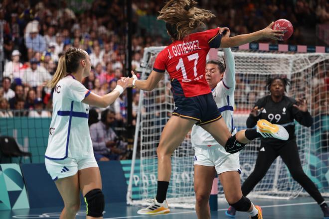 La española Jennifer Maria Gutiérrez (c) intenta marcar durante el partido de ronda preliminar de balonmano en los Juegos Olímpicos París 2024 celebrado, este sábado, en París, Francia.