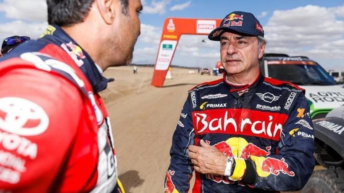 Carlos Sainz conversa con uno de los miembros del equipo Toyota.