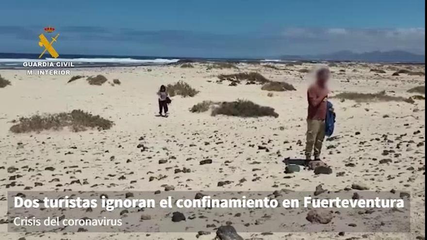 Coronavirus en Canarias | Dos turistas ignoran el estado de alarma y pasean por una playa de Fuerteventura
