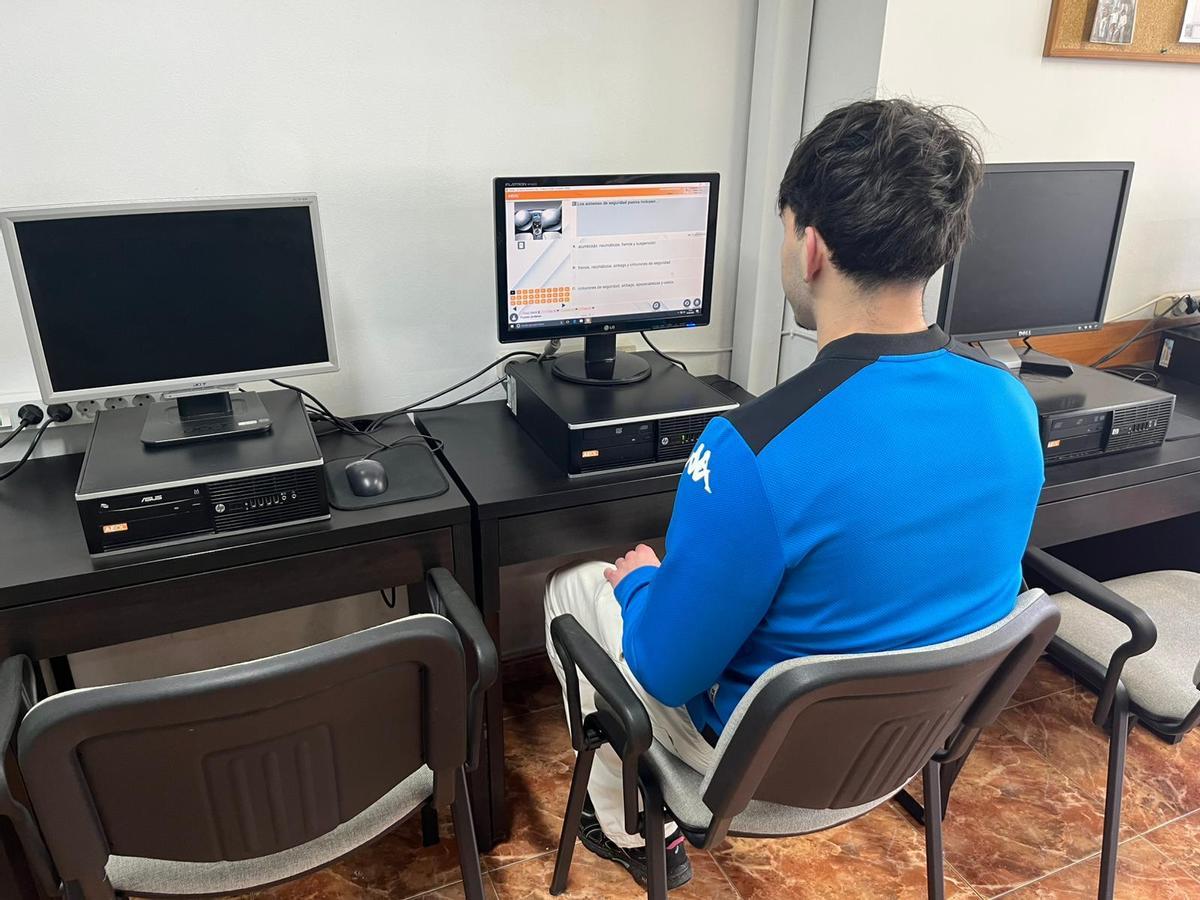 Álex es un joven que se está sacando el carnet en la Autoescuela Stilo de Terrassa
