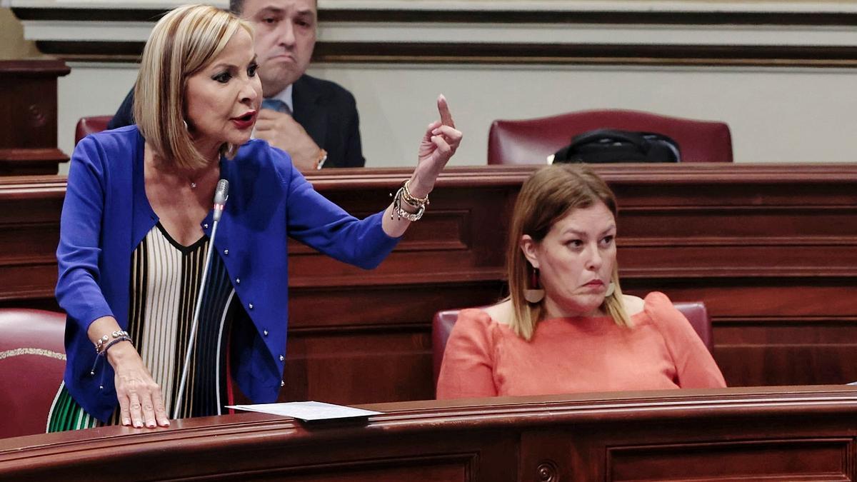 Australia Navarro (i) y Astrid Pérez en el Pleno del Parlamento de Canarias este martes.