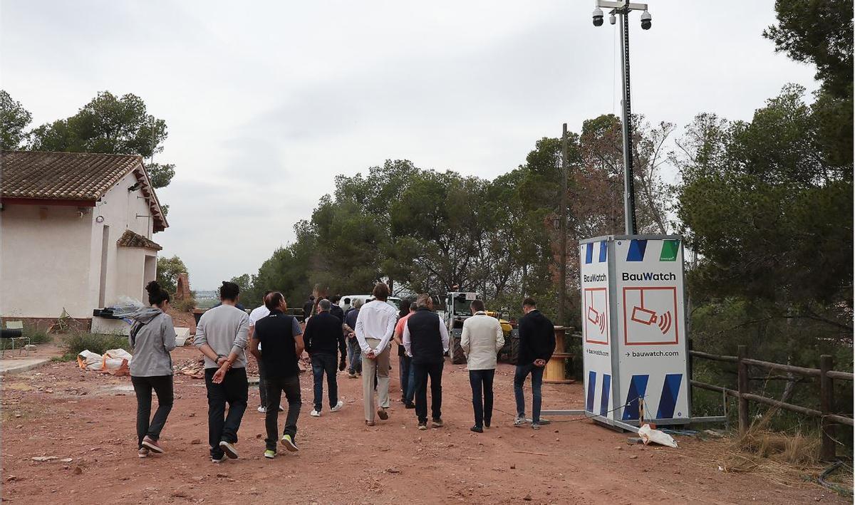 Los visitantes recorren las instalaciones.