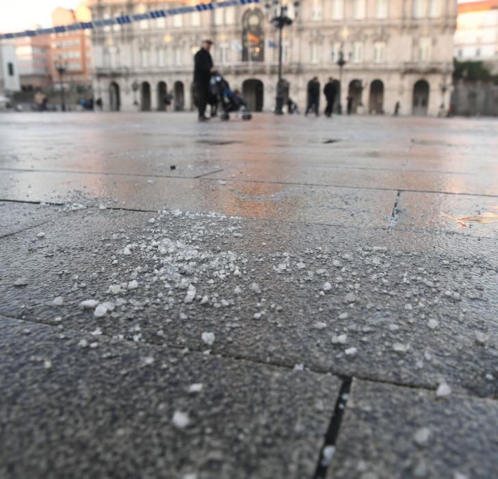 Los Bomberos de A Coruña echan sal por el hielo