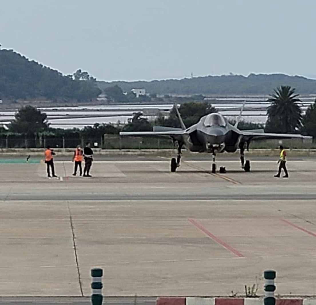 Un caza F35 aterriza de emergencia en el aeropuerto de Ibiza